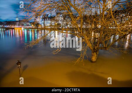Nachtansicht der Überschwemmungen in Paris Stadt als seine Fluss weiter steigen, erreichen 6 Meter hoch in Paris, Frankreich am 25. Januar 2018. Foto von Christophe Geyres/ABACAPRESS.COM Stockfoto