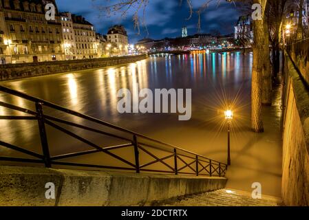 Nachtansicht der Überschwemmungen in Paris Stadt als seine Fluss weiter steigen, erreichen 6 Meter hoch in Paris, Frankreich am 25. Januar 2018. Foto von Christophe Geyres/ABACAPRESS.COM Stockfoto