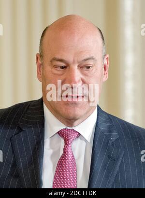 Foto der Datei - Gary D. Cohn, Direktor des Nationalen Wirtschaftsrats, kommt vor der Durchführung einer gemeinsamen Pressekonferenz im East Room des Weißen Hauses in Washington, DC, USA, am Mittwoch, den 12. April 2017, durch US-Präsident Donald J. Trump und NATO-Generalsekretär Jens Stoltenberg. US-Präsident Donald Trumps Top-Wirtschaftsberater Gary Cohn tritt zurück, hat das Weiße Haus gesagt. Es ist die jüngste in einer Reihe von hochkarätigen Abgänge aus Präsident Trumps Team. Es wurde spekuliert, dass Herr Cohn, ein Befürworter des Freihandels, von Herrn Trumps Plänen zur Einführung von Zöllen verärgert war Stockfoto