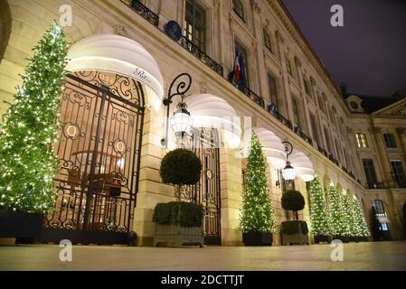 Außenansicht des Ritz Palace Hotels, Place Vendome in Paris, Frankreich, 11. Januar 2018. Die Polizei hat einige der Juwelen im Wert von über 4 Millionen Euro aus dem Ritz-Hotel im Zentrum von Paris geborgen, während Offiziere nach zwei Dieben jagen, die auf der Flucht sind. Eine Gruppe von fünf verwendet Achsen, um die Schaufenster der Schmuckgeschäfte im Erdgeschoss des Hotels in Place Vendome am Mittwochabend gegen 18:30 Uhr zu zerschlagen. Foto von Alain Apaydin/ABACAPRESS.COM Stockfoto