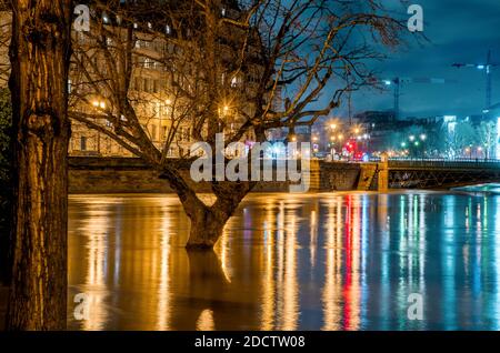 Nachtansicht der Überschwemmungen in Paris Stadt als seine Fluss weiter steigen, erreichen 6 Meter hoch in Paris, Frankreich am 25. Januar 2018. Foto von Christophe Geyres/ABACAPRESS.COM Stockfoto