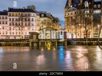 Nachtansicht der Überschwemmungen in Paris Stadt als seine Fluss weiter steigen, erreichen 6 Meter hoch in Paris, Frankreich am 25. Januar 2018. Foto von Christophe Geyres/ABACAPRESS.COM Stockfoto