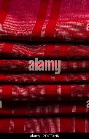 Rote Stoffstruktur. Rotes Tuch. Material für Designer roten Stoff Hintergrund Stockfoto