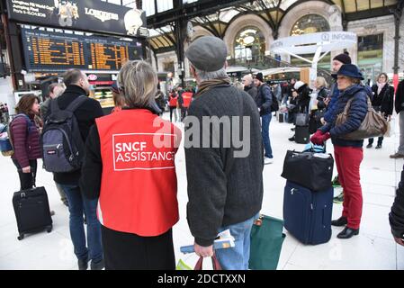 SNCF-Mitarbeiter helfen Reisenden am Bahnhof Gare de Lyon in Paris, Frankreich, 22. März 2018, als Tausende französische Zugführer, Lehrer und Fluglotsen heute in einem großen Protesttag gegen die Reformbestrebungen des französischen Präsidenten in den Streik treten sollten. Die Walk-outs und Demonstrationen sind die neueste Kraftprobe für den 40-jährigen Präsidenten Macron, der eine neue Phase seiner Agenda zur Überarbeitung der staatlichen Eisenbahnen und anderer öffentlicher Dienste vorantreibt. Foto von Alain Apaydin/ABACAPRESS.COM Stockfoto