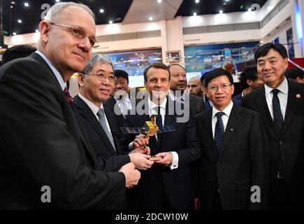 Der französische Präsident Emmanuel Macron und Jean-Yves Le Gall (L), Präsident des Centre National d'Etudes Spatiales (CNES), erhalten bei seinem Besuch bei der China Academy of Space Technology in Peking am 10. Januar 2018 ein maßstabsgeographisches Modell des CFOSAT (China-France Oceanography Satellite). Macron ist am zweiten Tag seines Besuchs in der chinesischen Hauptstadt. Foto von Christian Liewig/ABACAPRESS.COM Stockfoto