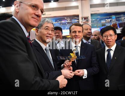 Der französische Präsident Emmanuel Macron und Jean-Yves Le Gall (L), Präsident des Centre National d'Etudes Spatiales (CNES), erhalten bei seinem Besuch bei der China Academy of Space Technology in Peking am 10. Januar 2018 ein maßstabsgeographisches Modell des CFOSAT (China-France Oceanography Satellite). Macron ist am zweiten Tag seines Besuchs in der chinesischen Hauptstadt. Foto von Christian Liewig/ABACAPRESS.COM Stockfoto