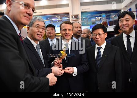 Der französische Präsident Emmanuel Macron und Jean-Yves Le Gall (L), Präsident des Centre National d'Etudes Spatiales (CNES), erhalten bei seinem Besuch bei der China Academy of Space Technology in Peking am 10. Januar 2018 ein maßstabsgeographisches Modell des CFOSAT (China-France Oceanography Satellite). Macron ist am zweiten Tag seines Besuchs in der chinesischen Hauptstadt. Foto von Christian Liewig/ABACAPRESS.COM Stockfoto