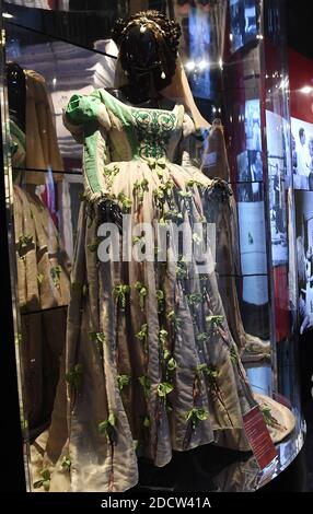 KEIN INTERNET/KEINE APPS - EXKLUSIV. Kleid getragen von Elizabeth Taylor in dem Film "die Zähmung der Shrew" von Franco Zeffirelli (1967) zeigte "Cinecitta Shows Off" in Rom Cinecitta Studios, Italien am 31. Januar 2018. Im Inneren der Palazzina Presidenziale (Präsidentengebäude) wurde ein Set geschaffen, um den Besuchern zu ermöglichen, in die Geschichte der großen Filme und Filmgenres einzutauchen, Geschichten zu hören und lustige Fakten durch eine Auswahl von Bildern, Videos, Interviews und Originalkostümen zu entdecken, die von Filmstars wie Liz Taylor getragen werden, Claudia Cardinale, Richard Burton und viele andere. Seit 2011, Cinecitta S Stockfoto