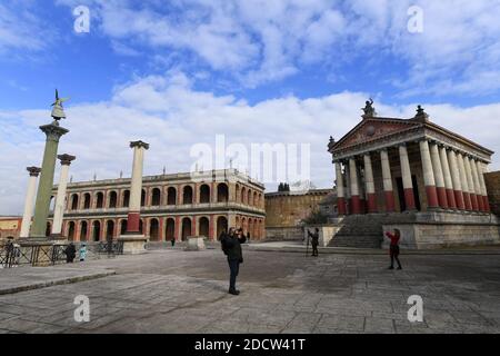 KEIN INTERNET/KEINE APPS - EXKLUSIV. Ein Blick auf die Nachbildung des antiken Roms in den Cinecitta-Studios in Rom, Italien, am 31. Januar 2018. Das Set von Ancient Rome, gebaut für die HBO-BBC TV-Serie "Rome", ist eines der größten Sets in Cinecitta und umfasst fast 4 Hektar. Es präsentiert die klassischen zivilen und religiösen Gebäude des Forum Romanum. Die Tragkonstruktionen sind mit Holzplatten und Glasfaserplatten abgedeckt. Das monumentale Set zeichnet sich durch einen markanten Farbmix aus. Seit 2011 sind die Cinecitta Studios mit dem Projekt 'Cinecitta Shows Off', einer kulturellen Initiative, für die Öffentlichkeit zugänglich Stockfoto