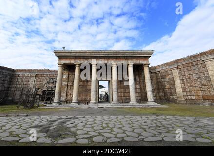 KEIN INTERNET/KEINE APPS - EXKLUSIV. Ein Blick auf die Nachbildung des antiken Roms in den Cinecitta-Studios in Rom, Italien, am 31. Januar 2018. Das Set von Ancient Rome, gebaut für die HBO-BBC TV-Serie "Rome", ist eines der größten Sets in Cinecitta und umfasst fast 4 Hektar. Es präsentiert die klassischen zivilen und religiösen Gebäude des Forum Romanum. Die Tragkonstruktionen sind mit Holzplatten und Glasfaserplatten abgedeckt. Das monumentale Set zeichnet sich durch einen markanten Farbmix aus. Seit 2011 sind die Cinecitta Studios mit dem Projekt 'Cinecitta Shows Off', einer kulturellen Initiative, für die Öffentlichkeit zugänglich Stockfoto