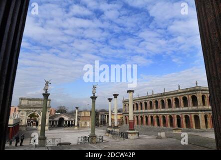 KEIN INTERNET/KEINE APPS - EXKLUSIV. Ein Blick auf die Nachbildung des antiken Roms in den Cinecitta-Studios in Rom, Italien, am 31. Januar 2018. Das Set von Ancient Rome, gebaut für die HBO-BBC TV-Serie "Rome", ist eines der größten Sets in Cinecitta und umfasst fast 4 Hektar. Es präsentiert die klassischen zivilen und religiösen Gebäude des Forum Romanum. Die Tragkonstruktionen sind mit Holzplatten und Glasfaserplatten abgedeckt. Das monumentale Set zeichnet sich durch einen markanten Farbmix aus. Seit 2011 sind die Cinecitta Studios mit dem Projekt 'Cinecitta Shows Off', einer kulturellen Initiative, für die Öffentlichkeit zugänglich Stockfoto