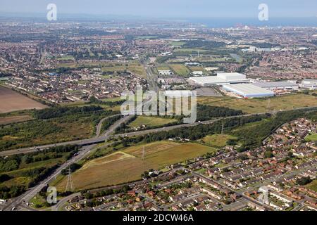 Luftaufnahme nach Westen entlang der East Lancs Road, wenn sie die Autobahn M57 in der Nähe von Knowsley & Kirkby, Liverpool kreuzt. Stockfoto