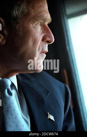 US-Präsident George W. Bush blickt vom Marine One auf das Pentagon in Washington, DC, auf seinem Weg nach New York, New York am Freitag, den 14. September 2001.Mandatory Credit: Eric Draper - The White House via CNP /ABACAPRESS.COM Stockfoto