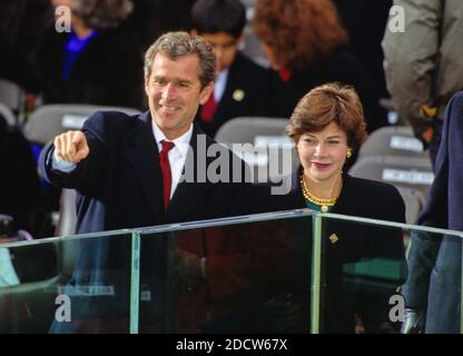 Geschäftsmann George W. Bush winkt vom Podium vor seinem Vater, dem designierten Präsidenten der Vereinigten Staaten, George H.W. Bush wird am 20. Januar 1989 als 41. Präsident der Vereinigten Staaten im US-Kapitol vereidigt. Rechts ist seine Frau Laura Bush. Foto von Arnie Sachs / CNP /ABACAPRESS.COM Stockfoto