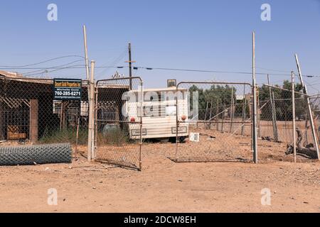 KEIN INTERNET/KEINE APPS - EXKLUSIV. (Text vorhanden) Bombay Beach an der Salton Sea in Kalifornien, USA 2017. Die von Menschen gemachte Salton Sea ist Kaliforniens größter See. Das Hotel liegt in Imperial County etwa 240 km südlich von Los Angeles, der See trocknet schnell, bedroht das Schicksal von Fischen, Zugvogelarten und sogar die öffentliche Gesundheit als exponierte playa wird Staubschalen erstellen, schaden einem Gebiet für hohe Asthmaraten und hohe Luftverschmutzung bekannt. Foto von Olivier Hertel/ABACAPRESS.COM Stockfoto