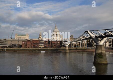 Millennium Bridge und St. Pauls Cathedral, London Stockfoto