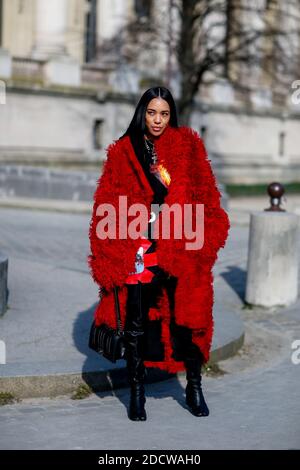 Street style, Aleali May Ankunft in Margiela Herbst-Winter 2018-2019 Show im Grand Palais, in Paris, Frankreich, am 28. Februar 2018 statt. Foto von Marie-Paola Bertrand-Hillion/ABACAPRESS.COM Stockfoto