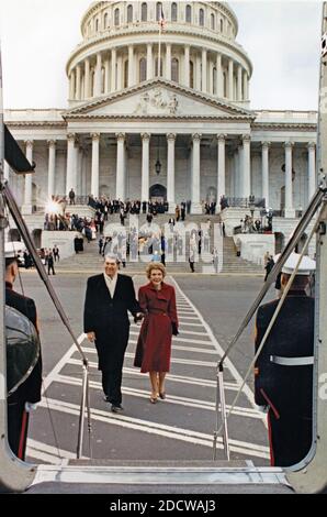 Der ehemalige US-Präsident Ronald Reagan und die ehemalige First Lady Nancy Reagan verlassen das US-Kapitol in Washington, DC nach den Eröffnungszeremonien am 20. Januar 1989. Sie bestiegen Nighthawk 1 für eine Fahrt zur Andrews Air Force Base und den anschließenden Heimflug nach Kalifornien. Ein Marine-Hubschrauber, der den sitzenden Präsidenten an Bord hat, benutzt das Rufzeichen 'Marine One'. In diesem Fall, da Herr Reagan nicht mehr der sitzende Präsident war, war der Hubschrauber durch das Rufzeichen "Nighthawk 1" für das Marine Helicopter Squadron One (HMX-1) bekannt, das den Spitznamen "Nighthawks" erhielt. Foto von Pete Souza / White Ho Stockfoto