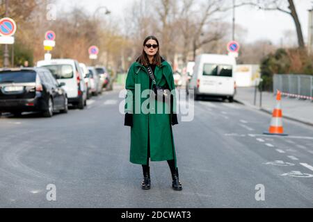 Street style, Julia Haghjoo Ankunft in Rochas Herbst-Winter 2018-2019 Show im Grand Palais in Paris, Frankreich, am 28. Februar 2018 statt. Foto von Marie-Paola Bertrand-Hillion/ABACAPRESS.COM Stockfoto