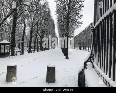 Ein ungewöhnlicher Blick auf Paris im Schnee am Dienstag, den 6. Februar 2018 in Paris, Frankreich. Schnee fegte über Nordfrankreich und verursachte Verkehrschaos in Paris während der ersten realen Dosis des winterlichen Wetters in dieser Saison in der französischen Hauptstadt. Der Wetterdienst Meteo France hat die Region Paris auf Schnee und Eis auf den Straßen aufmerksam gemacht, von 27 Abteilungen wird erwartet, dass sie im ganzen Land bis Mittwoch Mittag in Alarmbereitschaft sein wird. Foto von Henri Szwarc/ABACAPRESS.COM Stockfoto