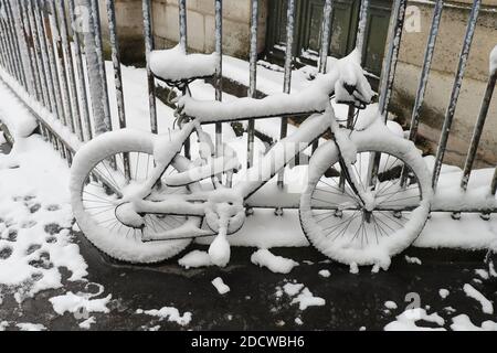 Ein ungewöhnlicher Blick auf Paris im Schnee am Dienstag, den 6. Februar 2018 in Paris, Frankreich. Schnee fegte über Nordfrankreich und verursachte Verkehrschaos in Paris während der ersten realen Dosis des winterlichen Wetters in dieser Saison in der französischen Hauptstadt. Der Wetterdienst Meteo France hat die Region Paris auf Schnee und Eis auf den Straßen aufmerksam gemacht, von 27 Abteilungen wird erwartet, dass sie im ganzen Land bis Mittwoch Mittag in Alarmbereitschaft sein wird. Foto von Henri Szwarc/ABACAPRESS.COM Stockfoto