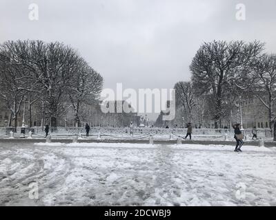 Ein ungewöhnlicher Blick auf Paris im Schnee am Dienstag, den 6. Februar 2018 in Paris, Frankreich. Schnee fegte über Nordfrankreich und verursachte Verkehrschaos in Paris während der ersten realen Dosis des winterlichen Wetters in dieser Saison in der französischen Hauptstadt. Der Wetterdienst Meteo France hat die Region Paris auf Schnee und Eis auf den Straßen aufmerksam gemacht, von 27 Abteilungen wird erwartet, dass sie im ganzen Land bis Mittwoch Mittag in Alarmbereitschaft sein wird. Foto von Henri Szwarc/ABACAPRESS.COM Stockfoto