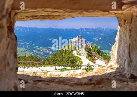 Adlerhorst oder Kehlsteinhaus Hideout auf dem Felsen über Alpenlandschaft Blick durch Steinfenster, Berchtesgadener Land, Bayern, Deutschland Stockfoto