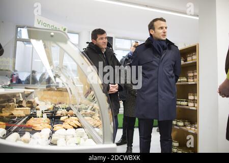 Der französische Präsident Emmanuel Macron (C) unternimmt sich mit den Besitzern eines Lebensmittelgeschäftes während eines Besuchs im Bürgermeisterhaus in Chalons en Champagne, in der Nähe von Reims, Frankreich, 01. März 2018. Foto von Eliot Blondt/ABACAPRESS.COM Stockfoto