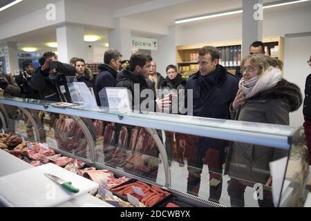 Der französische Präsident Emmanuel Macron (C) unternimmt sich mit den Besitzern eines Lebensmittelgeschäftes während eines Besuchs im Bürgermeisterhaus in Chalons en Champagne, in der Nähe von Reims, Frankreich, 01. März 2018. Foto von Eliot Blondt/ABACAPRESS.COM Stockfoto