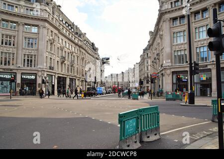 London, Großbritannien. November 2020. Oxford Circus und Regent Street mit sozialen Distanzierungsbarrieren während der zweiten landesweiten Lockdown in London, England. Quelle: Vuk Valcic / Alamy Stockfoto