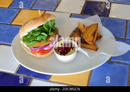 Pikantiger Bohnenburger mit handgeschnittenen Kartoffelkeilen und Guacamole mit zerfetzter Rote Bete! Stockfoto