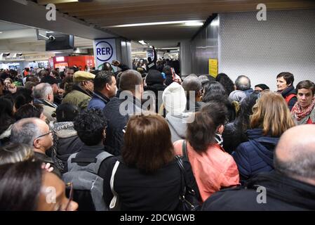 Das Bild zeigt die Menge am Bahnhof Gare de Lyon in Paris, Frankreich, am 9. April 2018. Die französischen Bahnarbeiter von SNCF und RER begannen drei Monate rollende Streiks, die Teil einer Welle von Arbeitskampfmaßnahmen sind, die Präsident Emmanuel Macrons Entschlossenheit, Frankreich mit umfassenden Reformen neu zu gestalten, auf die Probe stellen wird. Der Streik wird zu Chaos für die 4.5 Millionen französischen Zugpassagiere führen, wobei zwei von fünf Tagen bis Juni 28 Stops geplant sind, es sei denn, Macron lässt sein Angebot fallen, eine Generalüberholung beim staatlichen Eisenbahnunternehmen SNCF zu erzwingen. Foto von Alain Apaydin/ABACAPRESS.COM Stockfoto