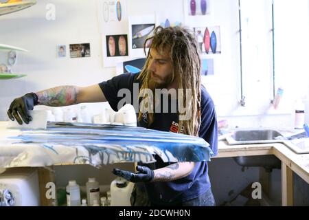 Custom Surfboard Builder in seiner Werkstatt, Newquay, Cornwall, England Stockfoto