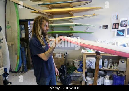 Custom Surfboard Builder in seiner Werkstatt, Newquay, Cornwall, England Stockfoto