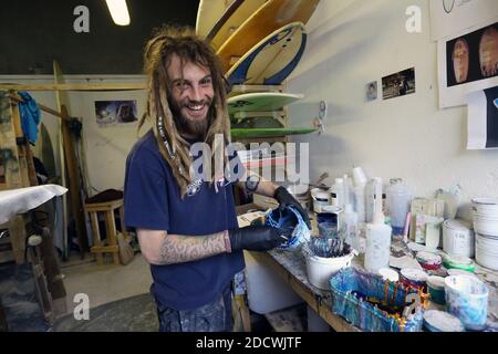 Custom Surfboard Builder in seiner Werkstatt, Newquay, Cornwall, England Stockfoto