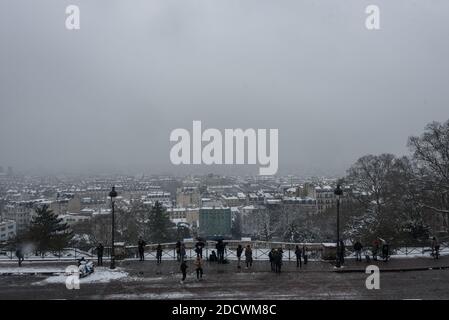 Blick auf Paris unter dem Schnee von der Spitze des Hügels Montmartre. Wegen einer kalten Welle, die Europa betrifft, traf starker Schneefall Paris am späten Morgen, wie hier auf dem Hügel Montmartre von Paris. Paris, Frankreich, 9. Februar 2018. Foto von Samuel Boivin / ABACAPRESS.COM Stockfoto