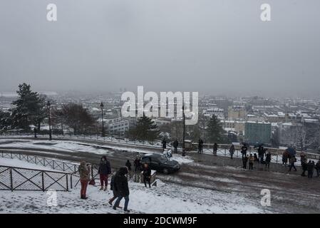 Blick auf Paris unter dem Schnee von der Spitze des Hügels Montmartre. Wegen einer kalten Welle, die Europa betrifft, traf starker Schneefall Paris am späten Morgen, wie hier auf dem Hügel Montmartre von Paris. Paris, Frankreich, 9. Februar 2018. Foto von Samuel Boivin / ABACAPRESS.COM Stockfoto