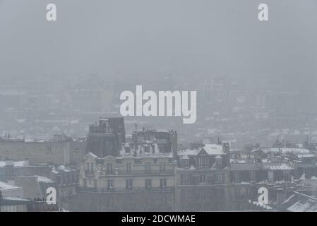 Blick auf Paris unter dem Schnee von der Spitze des Hügels Montmartre. Wegen einer kalten Welle, die Europa betrifft, traf starker Schneefall Paris am späten Morgen, wie hier auf dem Hügel Montmartre von Paris. Paris, Frankreich, 9. Februar 2018. Foto von Samuel Boivin / ABACAPRESS.COM Stockfoto