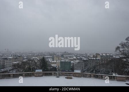 Blick auf Paris unter dem Schnee von der Spitze des Hügels Montmartre. Wegen einer kalten Welle, die Europa betrifft, traf starker Schneefall Paris am späten Morgen, wie hier auf dem Hügel Montmartre von Paris. Paris, Frankreich, 9. Februar 2018. Foto von Samuel Boivin / ABACAPRESS.COM Stockfoto