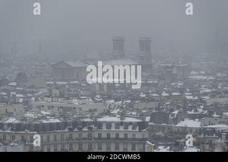 Blick auf Paris unter dem Schnee von der Spitze des Hügels Montmartre. Wegen einer kalten Welle, die Europa betrifft, traf starker Schneefall Paris am späten Morgen, wie hier auf dem Hügel Montmartre von Paris. Paris, Frankreich, 9. Februar 2018. Foto von Samuel Boivin / ABACAPRESS.COM Stockfoto