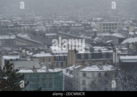 Blick auf Paris unter dem Schnee von der Spitze des Hügels Montmartre. Wegen einer kalten Welle, die Europa betrifft, traf starker Schneefall Paris am späten Morgen, wie hier auf dem Hügel Montmartre von Paris. Paris, Frankreich, 9. Februar 2018. Foto von Samuel Boivin / ABACAPRESS.COM Stockfoto