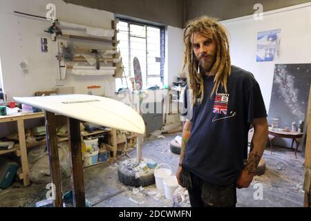 Custom Surfboard Builder in seiner Werkstatt, Newquay, Cornwall, England Stockfoto