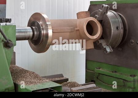 CNC-Drehmaschine mit Drehmaschine und Fräswerkzeug. Ein Industrieteil für ein Feuerhydran drehen Stockfoto