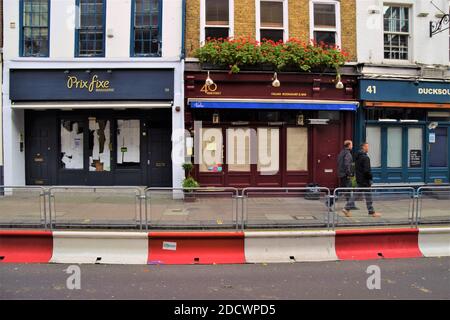 Während der zweiten nationalen Sperre in England laufen die Menschen an geschlossenen Restaurants in der Dean Street, Soho vorbei. Stockfoto