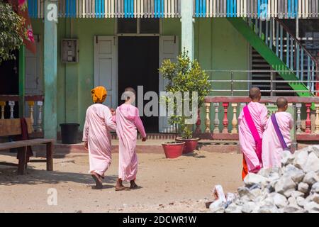 Junge novizin Nonnen an Aung Oo Myae monastischen Kostenlose Bildung Schule, Sagaing, Mandalay, Myanmar (Birma), Asien im Februar Stockfoto