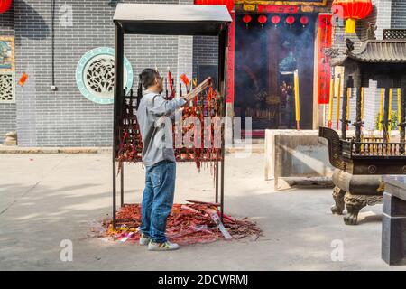 Chinesen, die die Scherzstöcke anballen und im chinesischen Guanyu-Tempel in der Altstadt von Nantou, Shenzhen, China, anbeten Stockfoto