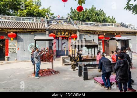 Chinesen, die die Scherzstöcke anballen und im chinesischen Guanyu-Tempel in der Altstadt von Nantou, Shenzhen, China, anbeten Stockfoto