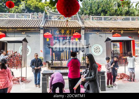 Chinesen, die die Scherzstöcke anballen und im chinesischen Guanyu-Tempel in der Altstadt von Nantou, Shenzhen, China, anbeten Stockfoto