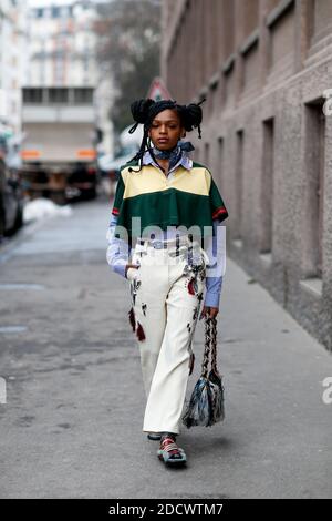 Street Style, Selah Marley Ankunft in Carven Herbst-Winter 2018-2019 Show im Lycee Camille See in Paris, Frankreich, am 1. März 2018 statt. Foto von Marie-Paola Bertrand-Hillion/ABACAPRESS.COM Stockfoto