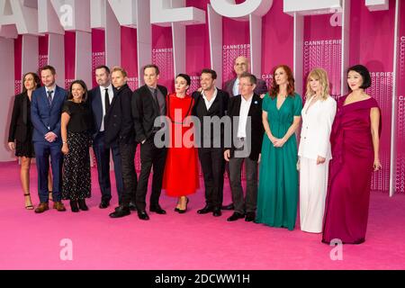 Albin Lewi, Fleur Pellerin und Benoit Louvet mit Marc Warren, Audrey Fleurot, Michael C. Hall, Amanda Abbington, Harlan Coben, Hannah Arterton aus der Serie 'Safe' posieren auf dem rosa Teppich für die Preisverleihung und die Vorführung von 'Safe' während der Canneseries 2018 beim Palais du Festival in Cannes, Frankreich am 11. April 2018. Foto von Marco Piovanotto/ABACAPRESS.COM Stockfoto